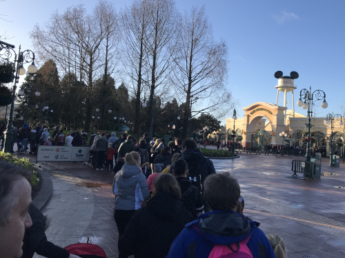 ウォルトディズニースタジオパリ 6大ディズニーランド 独り旅 一気旅 2019年 独りディズニー レジャー見聞録 改札待ち