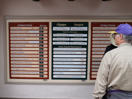 カリフォルニアアドベンチャー ６大ディズニーランド 独り旅 一気旅 2019年 独りディズニー レジャー見聞録 BuenaVistaStreet 案内看板 