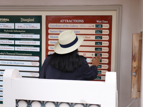 カリフォルニアアドベンチャー ６大ディズニーランド 独り旅 一気旅 2019年 独りディズニー レジャー見聞録 BuenaVistaStreet 案内看板 