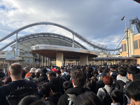 ユニバーサルスタジオジャパン 改札前 開園前