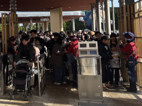 ユニバーサルスタジオジャパン 改札 開園直後 ハンディターミナルで確認