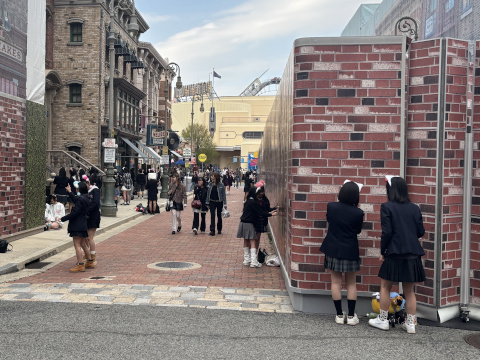 ユニバーサルスタジオジャパン ニューヨークエリア 改装中多数 再開発状態 女子高生が撮影中