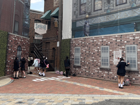 ユニバーサルスタジオジャパン ニューヨークエリア 改装中多数 再開発状態 女子高生が撮影中